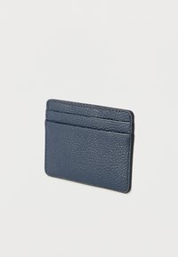 Granatowy skórzany portfel na karty o fakturowanej powierzchni, z trzema przegródkami na karty z przodu oraz eleganckim, minimalistycznym designem.