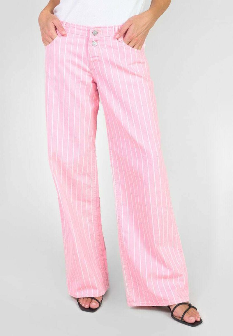 Roze gestreepte wijde broek met twee voorzakken, twee knoopsluitingen en een gladde textuur. De stof heeft witte verticale strepen.