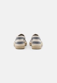 Scarpe slip-on in tessuto a righe blu e bianche, con suola in espadrilles di juta, punta tonda e parte superiore in tessuto morbido.