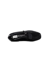 Zapato plano negro con un upper texturizado cubierto de pequeños rhinestones, que presenta una tira delgada y un detalle de hebilla metálica. Nombre de la marca impreso en el interior.