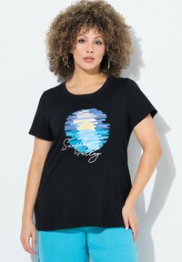 Černé tričko s kulatým potiskem, na kterém jsou vodorovné modré a bílé pruhy a žluté slunce; text zní "Sunshine Valley". Krátké rukávy.