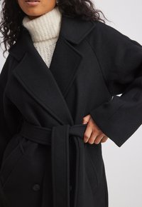 NA-KD GEGURTETER KLASSISCHER   - Cappotto classico - black