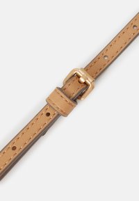 Opasek z hnědé kůže se šitím, s kovovou sponou v zlaté barvě a několika otvory pro nastavení velikosti. Hladký povrch a jednoduchý design.