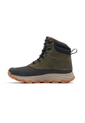 Scarponcino da trekking alto con punta in gomma nera, parte superiore in suede oliva, colletto in tessuto nero e suola in gomma tan con battistrada testurizzato.