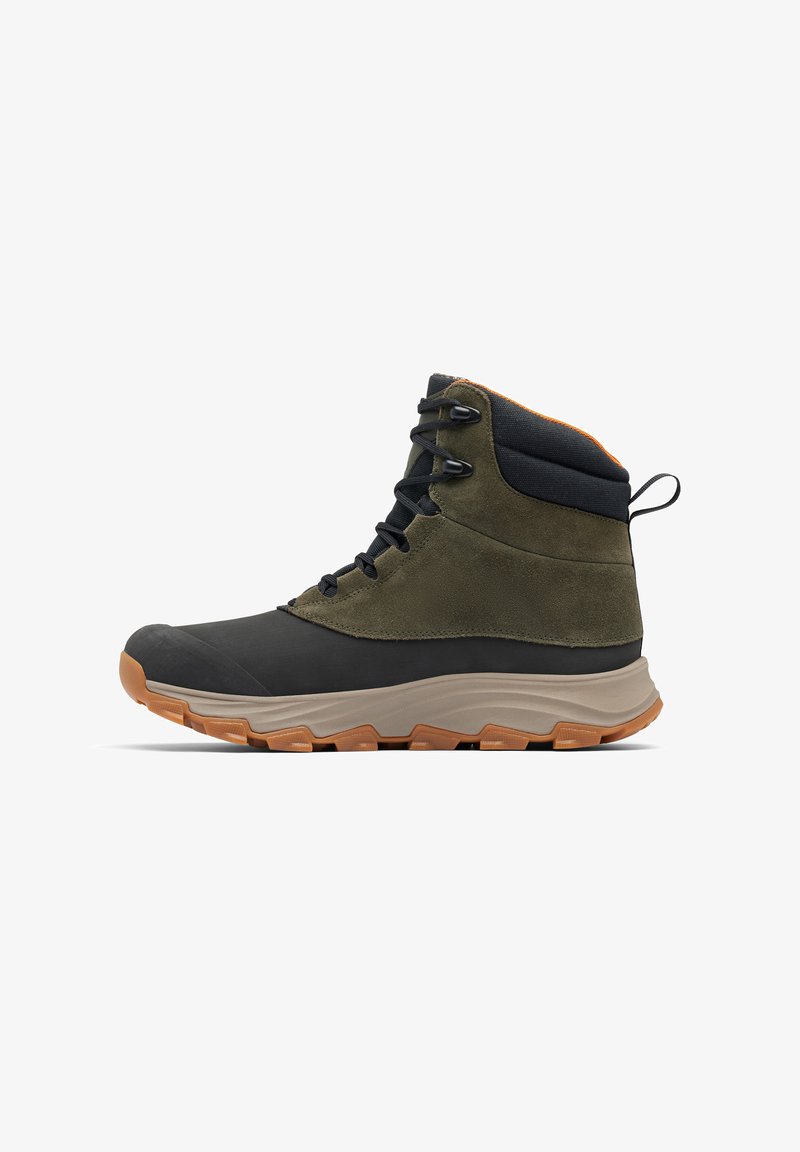 Hochschuh-Wanderstiefel mit einer schwarzen Gummi-Zehenkappe, olivgrünem Wildleder-Obermaterial, schwarzem Stoffkragen und einer tanfarbenen Gummisohle mit strukturiertem Profil.