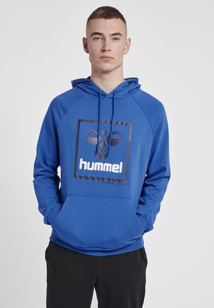 Blauwe hoodie met een voorzak in kangoeroestijl, voorzien van een zwart vierkant logo met het woord "hummel" in het wit. Geribde manchetten en zoom.