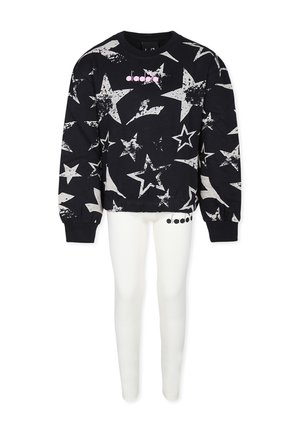 Felpa nera con stampe di stelle bianche e un logo rosa, abbinata a leggings bianchi aderenti. Entrambi i capi sono realizzati in morbido tessuto.