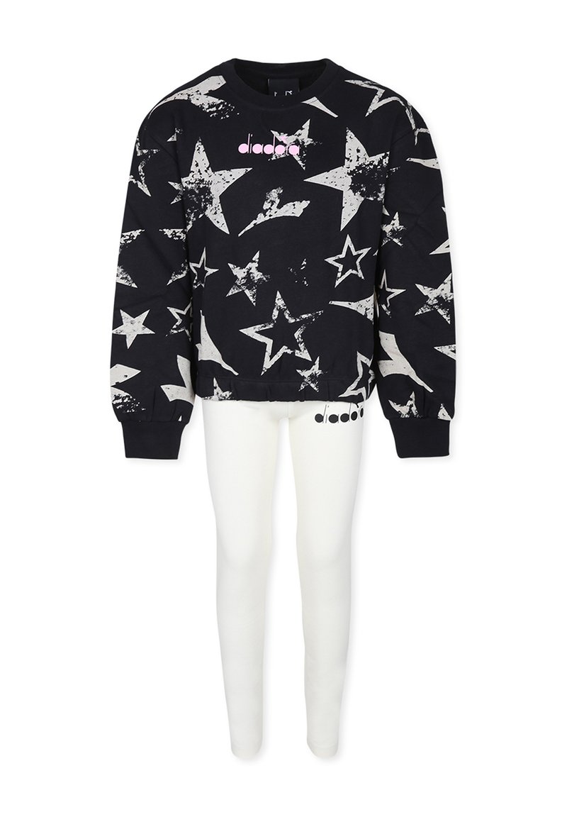 Felpa nera con stampe di stelle bianche e un logo rosa, abbinata a leggings bianchi aderenti. Entrambi i capi sono realizzati in morbido tessuto.
