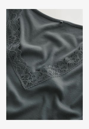 Donkergrijze stof met een ribbelstructuur en een delicate kantafwerking langs de V-halslijn. Gladde oppervlakte met zachte draping.