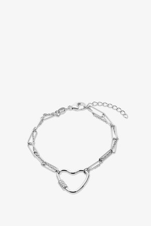 Bracelet en chaîne argentée avec des maillons alternés grands et délicats, doté d'un fermoir en forme de cœur orné de petits cristaux.