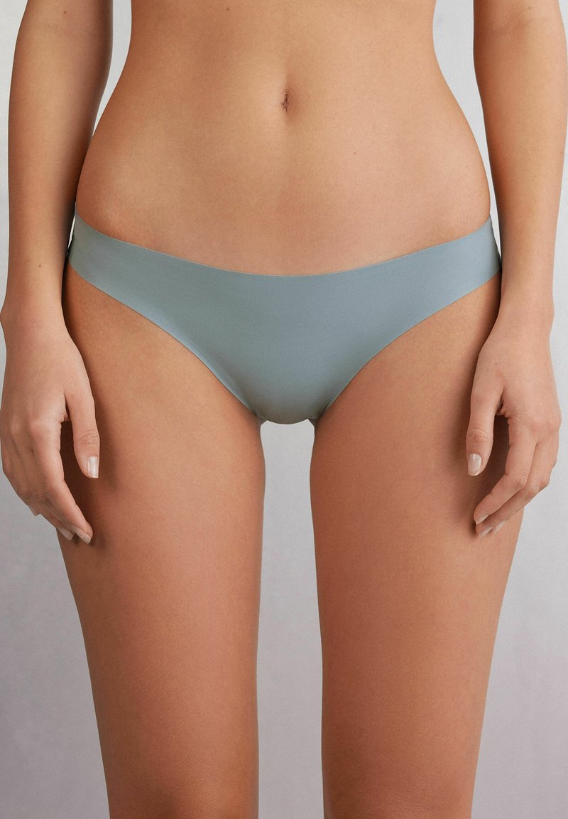 Korte bikini in een zachte, gemuteerde blauwe stof. Kenmerkt zich door een naadloos ontwerp met een low-rise taille en een gladde textuur, geschikt voor dagelijks gebruik.
