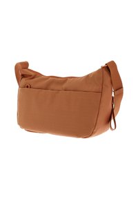 Sac rectangulaire texturé en tissu rouille-orange, avec une bandoulière et une fermeture éclair dotée d'une poche extérieure. Design durable et léger.