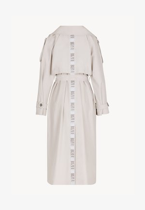 Beige lange trenchcoat met riem, manchetten met riem, en verticale gestreepte tekst met de tekst "BIZUU" die midden op de achterkant loopt.