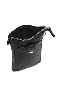 Svart läderpåse med texturerad yta, dragkedjestängning och en framficka med tryckknapp, med tygfoder inuti.