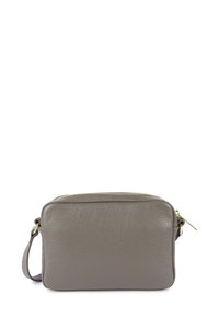 Borsa a tracolla rettangolare in pelle grigia con esterno testurizzato, chiusura a zip superiore e tracolla regolabile. Dettagli in hardware color oro.