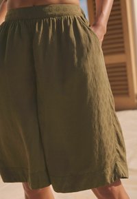 Next BERMUDA TALL - REGULAR FIT - Šortai - khaki green