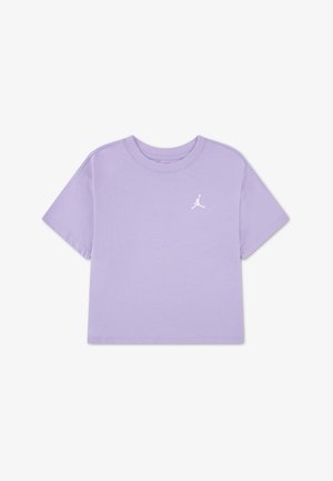 T-shirt court à manches courtes lilas avec col rond et petit logo Jumpman blanc sur la poitrine gauche.