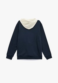 Sudadera navy con capucha en crema contrastante, fabricada en un tejido suave. Presenta un corte relajado, puños y dobladillo acanalados para mayor comodidad.