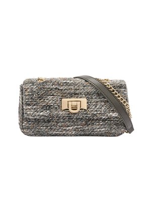 Szara pleciona torebka o teksturowanym wykończeniu, z złotym zapięciem i odpinanym łańcuszkowym paskiem z elementami ze skóry.