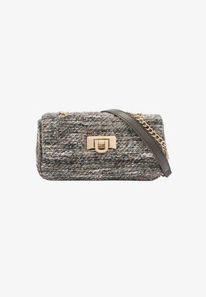 Szara pleciona torebka o teksturowanym wykończeniu, z złotym zapięciem i odpinanym łańcuszkowym paskiem z elementami ze skóry.