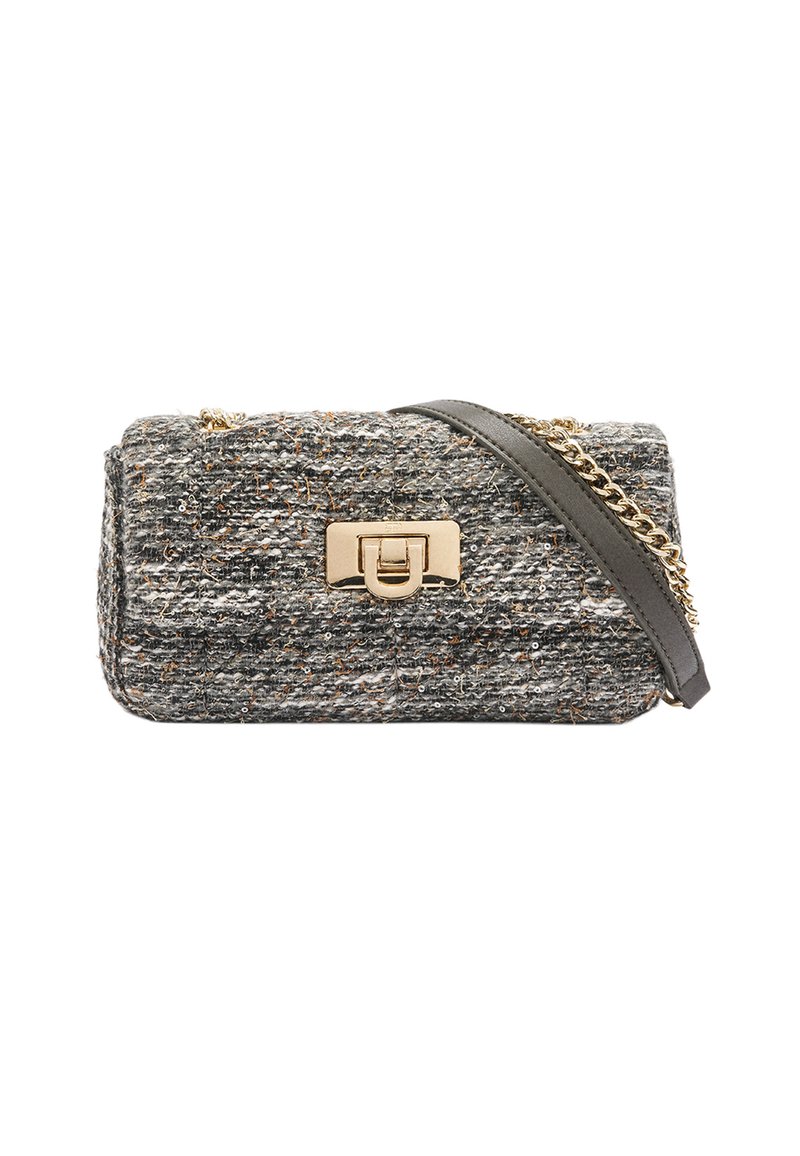 Szara pleciona torebka o teksturowanym wykończeniu, z złotym zapięciem i odpinanym łańcuszkowym paskiem z elementami ze skóry.