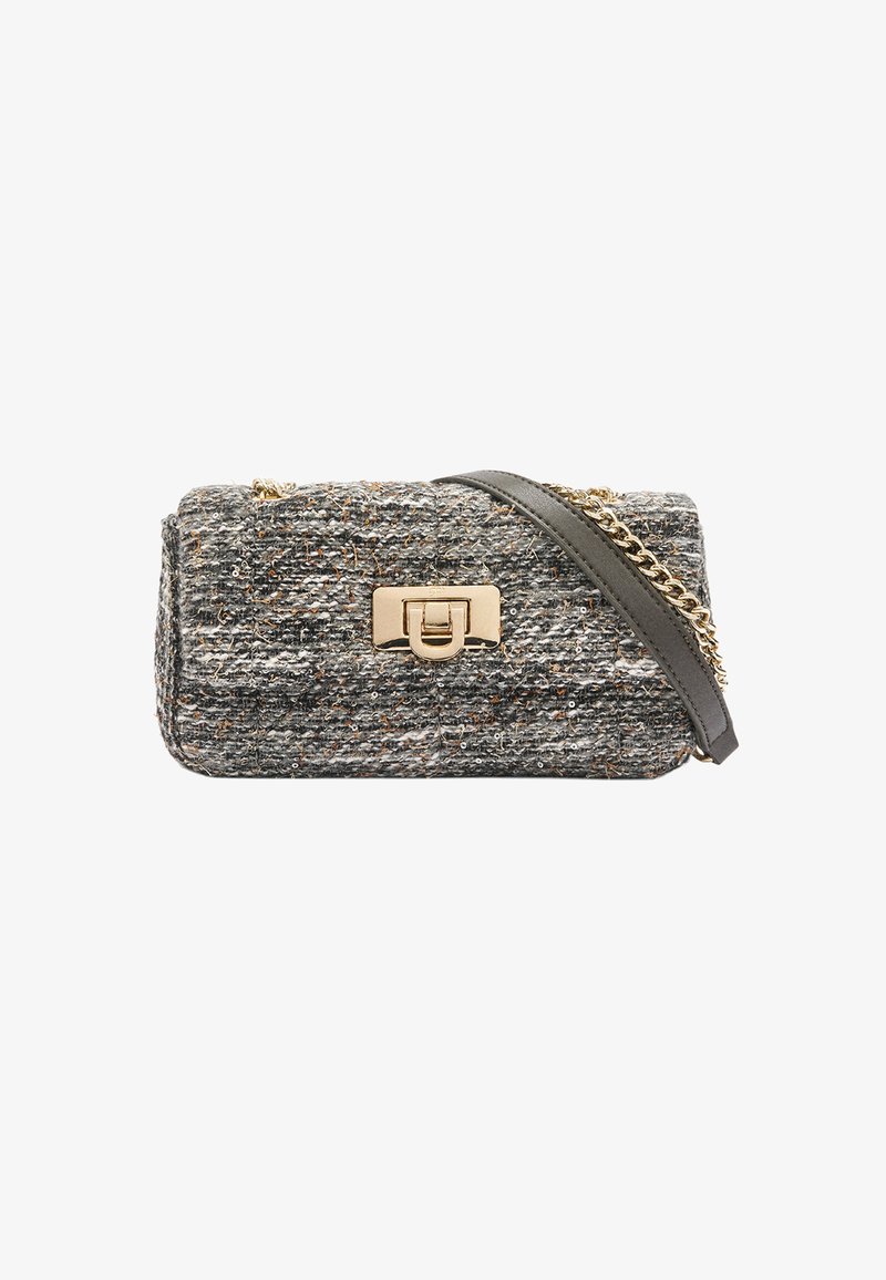 Szara pleciona torebka o teksturowanym wykończeniu, z złotym zapięciem i odpinanym łańcuszkowym paskiem z elementami ze skóry.