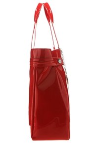 Punainen kiiltonahkainen käsilaukku, rakenteellinen muotoilu, poimutetut sivut, tupla-yläkahvat, sivuketjuyksityiskohta, kiiltävä pinta.