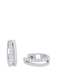 Orecchini a cerchio in argento con un design elegante e curvato. Gemme trasparenti incastonate lungo un lato, creando un effetto scintillante e tattile.
