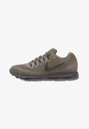 Oliijfgroene Nike hardloopschoen met mesh bovenwerk, zwarte swoosh, gedempte zool en zichtbare Zoom Air-unit.