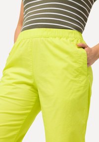 Ulla Popken 7/8 RUBY GENOUX PRÉFORMÉS JAMBES DROITES CEINTURE ÉLASTIQUE - Tygbyxor - neon green