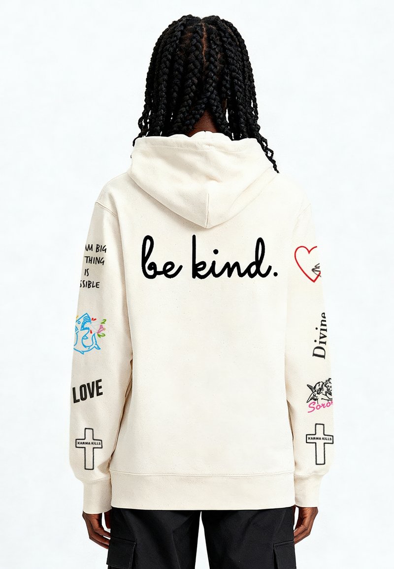 Kremowa bluza z kapturem ze ściągaczem, z napisem i kolorowymi grafikami na plecach oraz na obu rękawach, w tym krzyżem i kwiatowymi wzorami.