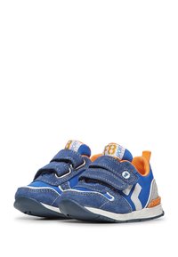 Scarpe sportive blu con accenti arancioni, due cinghie in velcro, tessuto testurizzato e suola in gomma. Presenta un logo e dettagli bianchi.