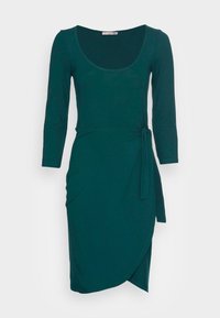 Turkusowa, długosleeve sukienka kopertowa, wykonana z miękkiego materiału; posiada wycięcie w serek oraz pasek w talii, z rozcięciem z boku dla zwiększenia swobody ruchów.