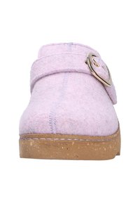 Helllila Filzclog mit abgerundeter Spitze, verziert mit einem silbernen Schnallenakzent und einer strukturierten Korksohle. Genähte Details entlang des oberen Randes.