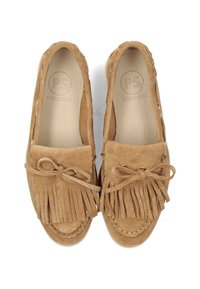 Zapatos de mocasín de ante en marrón claro con punta redondeada, detalles de flecos en la parte delantera y un acento de lazo. Forro interior suave.