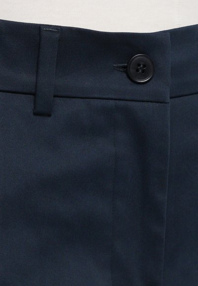 Marineblaue Hosen aus glattem Stoff mit einem vorderen Knopfverschluss und Gürtelschlaufen, versehen mit einem sauberen Nahtabschluss an den Seiten.