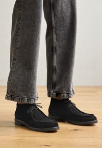 Unselected, black