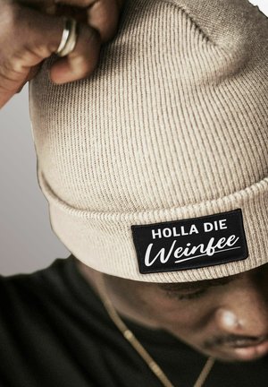 MoonWorks MIT SPRUCH HOLLA DIE WEINFEE AUFDRUCK LUSTIG  - Beanie - beige
