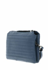 Sac en cuir bleu avec motif matelassé vertical, forme rectangulaire, fermeture éclair sur le dessus et bandoulière réglable. Texture lisse et matériel minimal.