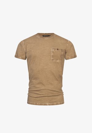 Beige színű, rövid ujjú férfi póló, kerek nyakkivágással, kis gombos zsebbel a mellkasán és feltekert ujjakkal.