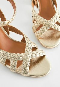 Next FOREVER COMFORT REGULAR FIT - Sandaalid - gold