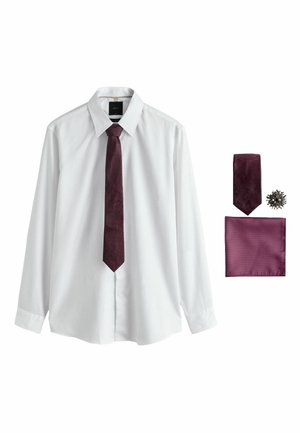 Weißes langärmeliges Hemd mit umgeschlagenem Kragen, dunkelviolette gemusterte Krawatte, passendes Einstecktuch und runde Krawattennadel auf weißem Hintergrund.