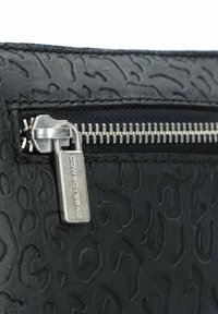 Pochette in pelle nera con zip, caratterizzata da una texture embossata, tirazip in metallo argento e un'etichetta con il nome del marchio "COWBOYSBAG."