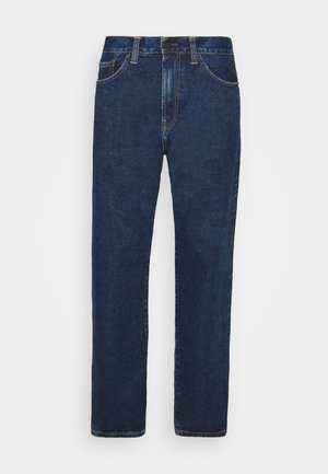 Dunkelblaue Jeans aus Denim mit geradem Schnitt, fünf Taschen, Gürtelschlaufen und goldenen Nähdetails. Leichter Stoff mit glatter Textur.