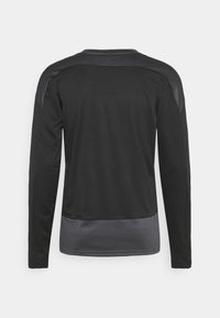 Vue de dos d'un t-shirt noir à manches longues avec des panneaux gris foncé sur les épaules et le bas du dos sur fond blanc.