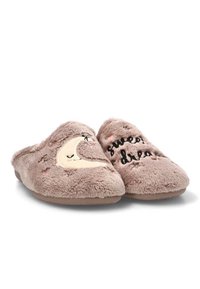 Pantuflas de felpa falsa en suave color rosa con un diseño de luna y el texto "dulces sueños". Estilo abierto por la parte trasera con una suela texturizada para mayor agarre.