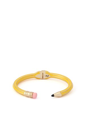 Bracelet jaune en forme de crayon avec une gomme rose à une extrémité et une pointe noire à l'autre, sur fond blanc.