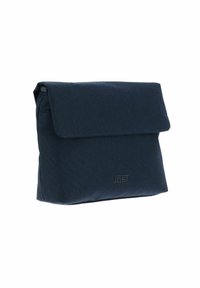 Borsa in tessuto blu navy con chiusura a pattina, texture liscia, logo impresso sul davanti, forma rettangolare, adatta per trasportare documenti o dispositivi.