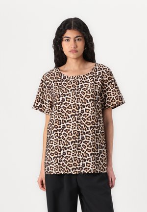Leopard print short-sleeve top in beige and brown tones with a round neckline. Smooth texture, relaxed fit, paired with black trousers.