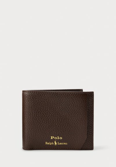 Portafoglio in pelle texturizzata marrone scuro con il logo dorato di Polo Ralph Lauren impresso sul fronte, piegato e in posizione verticale.